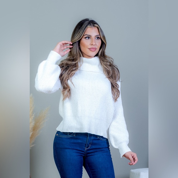 Luv & Bloom Women’s ivory chenille cropped sweater ribbed cowl neck - Picture 4 of 10